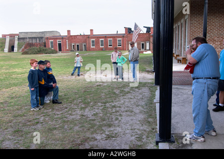 Posieren für Bilder im Fort Clinch gebaut 1812 1868 State Park auf Amelia Island im Nordosten Floridas Stockfoto