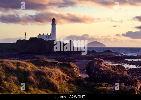 Turnberry Leuchtturm Ayrshire hier mit Ailsa Craig im Hintergrund zu sehen Stockfoto