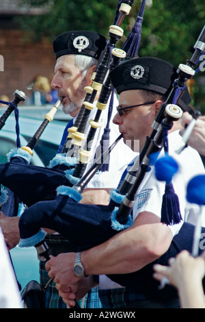 Zwei von den Helensburgh Pipeband Pipers spielen bei den Luss jährlichen Highland games Stockfoto