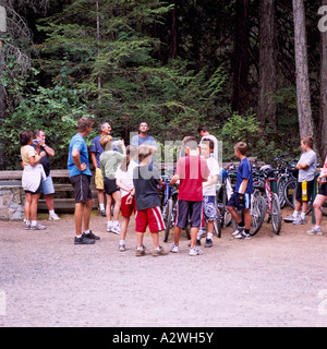 Radfahren Familien Wanderung in Helliwell Provincial Park auf Hornby Island Northern Gulf Islands in British Columbia Kanada Stockfoto