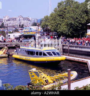 Touristen warten an Bord Whale Watching Boot angedockt im Innenhafen, Victoria, BC, Vancouver Island, British Columbia, Kanada Stockfoto