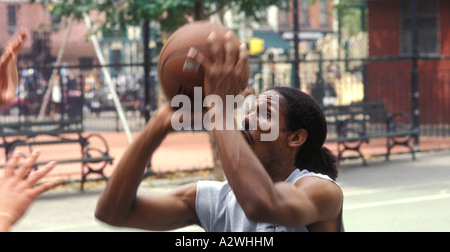Junger Mann, Basketball spielen Stockfoto