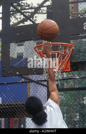 Junger Mann, Basketball spielen Stockfoto