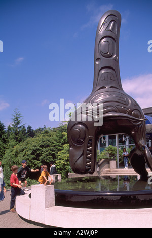 Schwertwal-Skulptur im Vancouver Aquarium, Stanley Park, Vancouver, BC, Britisch-Kolumbien, Kanada (Haida-Künstler: Bill Reid) Stockfoto