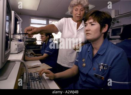 Krankenschwestern lernen mithilfe von Computertechnologie bei St Mary s Krankenhaus Paddington in London Stockfoto