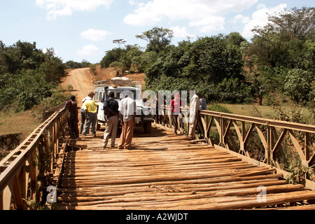 Britische Botschaft weißen Landrover überqueren eine alte Bailey-Brücke Mendi Westafrika Äthiopien Stockfoto