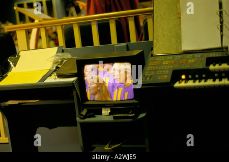 Pfingstprediger ein Fernsehschirm Pfingstkirchen Gemeinde Service hinter den Kulissen 2000 zeigt Stockfoto