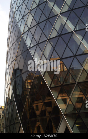 Gebäude spiegelt sich in der Glaswand des Turmes Schweizer Rea bekannt als die Gurke in der City of london Stockfoto