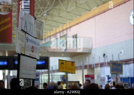 Taxi und Hotel Transfer Lage Informationstafeln im Ankunftsbereich des Flughafen Süd Reina Sofia Sur TFS Stockfoto