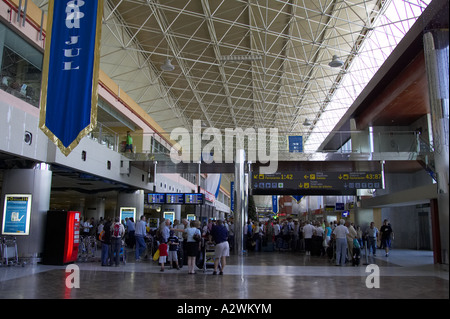 Touristen, die Schlange in Schach im Abflugbereich der Reina Sofia Sur TFS Süd Flughafen Teneriffa Kanaren Spanien Stockfoto