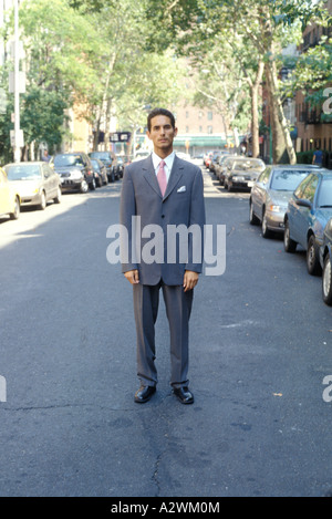 Geschäftsmann, stehen auf Straße, Porträt Stockfoto
