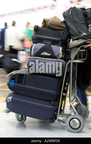 Haufen von Gepäck im Wagen geschoben aus Reina Sofia Sur TFS Süd Flughafen Teneriffa Kanaren Spanien Stockfoto