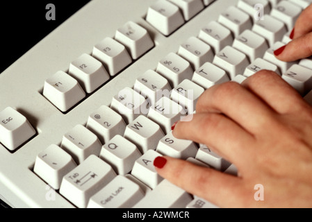 Frauenhand auf Computer-Tastatur, Nahaufnahme Stockfoto