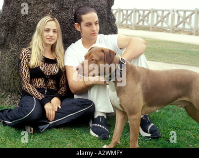 Junges Paar mit Hund Stockfoto