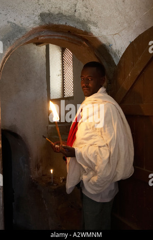 Kweskwam Kirche Krypta mit Priester halten Kerzen in Gonder 17 19C Kapital Stadt von Äthiopien Afrika Stockfoto