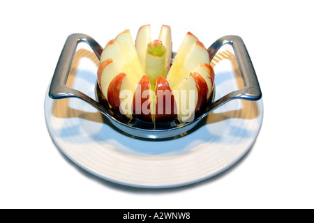 Ein roter Apfel in Segmente geschnitten, nachdem er durch eine Schneidemaschine wurde. Stockfoto