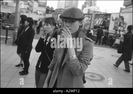 Modisch junge Japanerin qualmender Zigarette im Bezirk Shinjuku, Tokyo, Japan Stockfoto