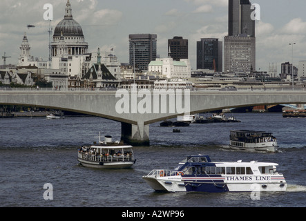 Boote kreuzen unter Waterloo Bridge, Themse, London Stockfoto