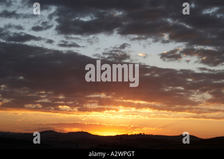 Hügeln und Bäumen Silhouette in dramatischen Sonnenuntergang im Simien Berge Äthiopien Afrika attraktive schöne szenische Querformat Stockfoto
