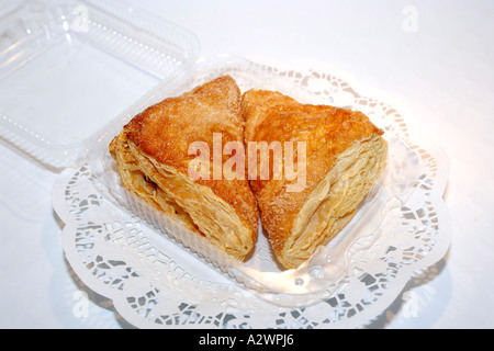 Eine dreieckige Form Blätterteig Apfelkuchen Stockfoto