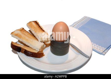 Gekochtes Ei und Toast Soldaten auf einem weißen Teller mit einer blauen Serviette Stockfoto