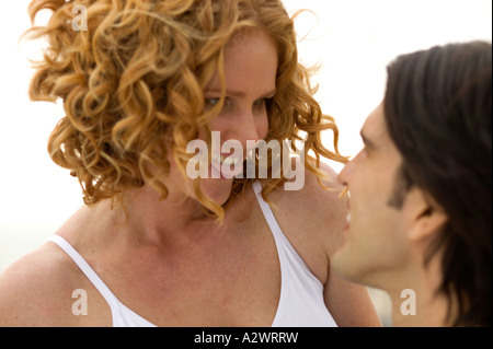 Junger Mann mit Frau, lachen Stockfoto