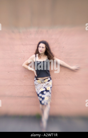 Junge Frau durch die Wand Stockfoto