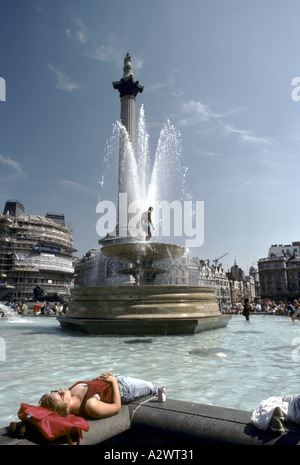 ein Mann steht auf dem Brunnen am "Trafalgar Square" Stockfoto