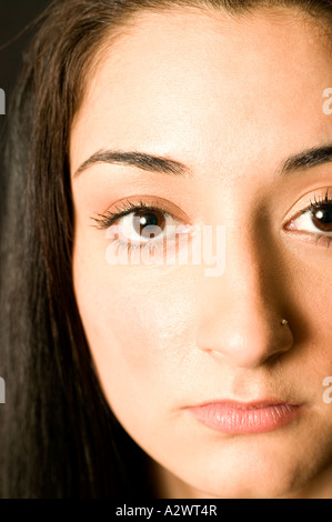 Junge Frau betrachten, Porträt Stockfoto