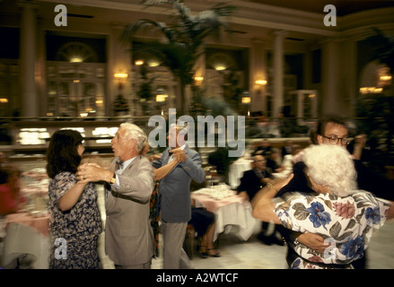 Tanztee im Waldorf Astoria London 1991 Stockfoto