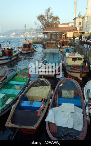 Boote vertäut im kleinen Hafen von Beylerbeyi ein Fischerdorf am asiatischen Ufer des Bosphurus Stockfoto