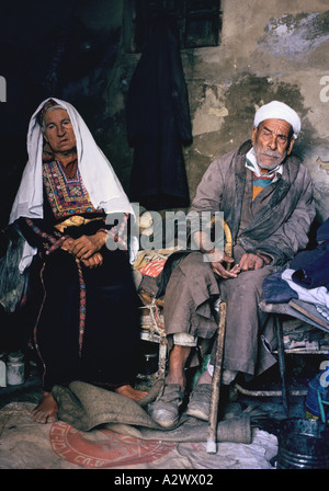 Bruder und Schwester, die seit ihrer Gründung in den frühen 1950er Jahren Beach (Shatti) Flüchtlingslager, Gaza in Strandlager gelebt haben, Stockfoto