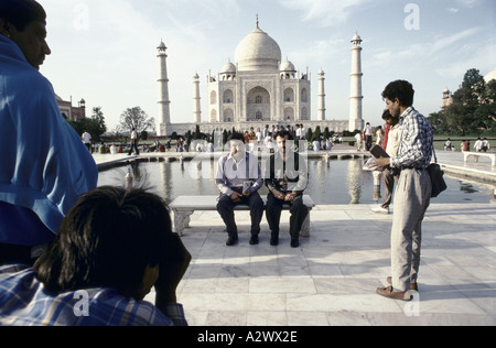 Zwei Männer fotografiert vor dem Taj Mahal, Indien Stockfoto