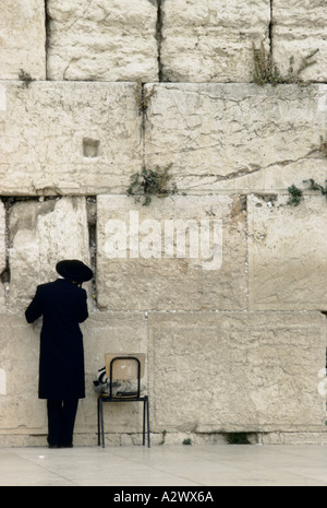 Ein Mann, der betet an der klagenden Wand, Mea Sharim, Jerusalem, Israel Stockfoto