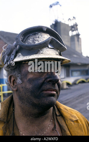 BERGMANN NACH SCHICHT IM SHIREBROOK COLLIERY, NOTTINGHAMSHIRE. MIT SCHWARZEM GESICHT, TRAGEN SCHUTZHELM & BRILLE OKT 1992" Stockfoto