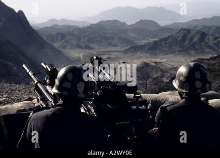 Khyber Pass, Pakistan, 1990; pakistanische Truppen Mann ein Maschinengewehr Lage mit Blick auf den Pass. Stockfoto