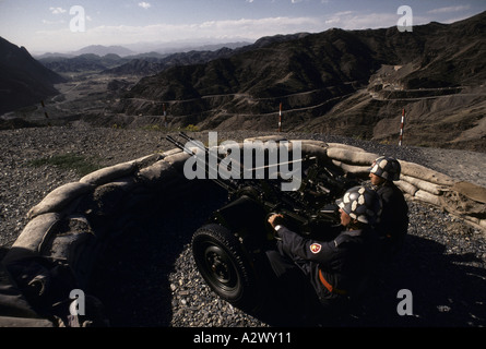 Khyber Pass, Pakistan, 1990; Ein pakistanischer Offizier ein spezielles Briefing geben, Imran Khan, Pakistan zu cricketer (links) und sein Kollege Zikir Khan, 1990. Stockfoto