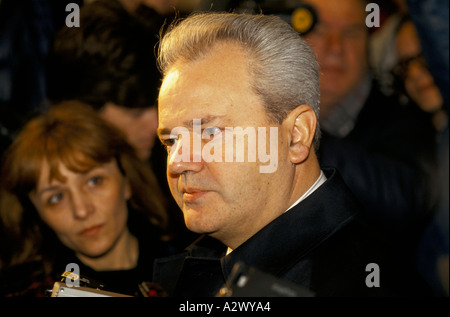 Präsident Slobodan Milosevictalking zu Reportern im Sava Center Belgrad, Dez. 1993 Stockfoto