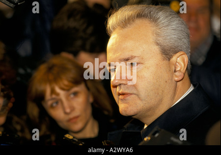 Präsident Slobodan Milosevictalking zu Reportern im Sava Center Belgrad, Dez. 1993 Stockfoto