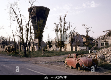 Vukovar, Kroatien, unter serbischer Kontrolle, Februar 1992: die zerstörten Wasserturm steht über dem Schutt und gestrahlt Bäume Stockfoto