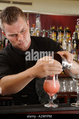 Barmann bereitet einen Planters Punch Stockfoto