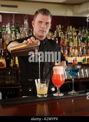 Barkeeper gießt einen Whiskey Sour die Cocktails aus der linken Whiskey Sour Planters Punch Blue Lady Stockfoto