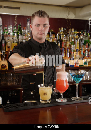 Barkeeper gießt einen Whiskey Sour die Cocktails aus der linken Whiskey Sour Planters Punch Blue Lady Stockfoto