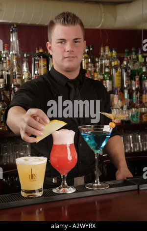 Barmann bereitet einen Planters Punch The Cocktails aus der linken Whiskey Sour Planters Punch Blue Lady Stockfoto