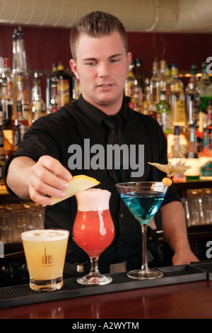 Barmann bereitet einen Planters Punch The Cocktails aus der linken Whiskey Sour Planters Punch Blue Lady Stockfoto