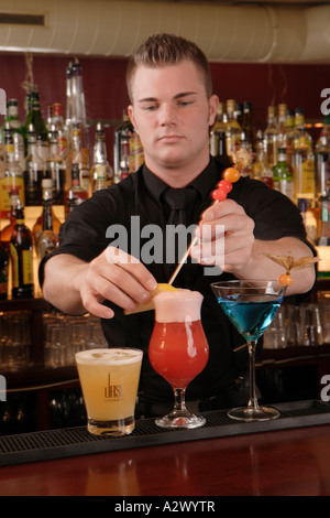 Barmann bereitet einen Planters Punch The Cocktails aus der linken Whiskey Sour Planters Punch Blue Lady Stockfoto