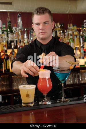 Barmann bereitet einen Planters Punch The Cocktails aus der linken Whiskey Sour Planters Punch Blue Lady Stockfoto