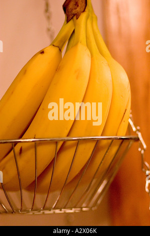 Ein hängendes Draht-Korb mit gelben Bananen. Downers Grove Illinois IL USA Stockfoto