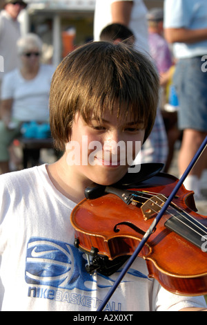 Teenager männlich sein Geigenspiel in Port Huron auf Boot-Nacht Stockfoto