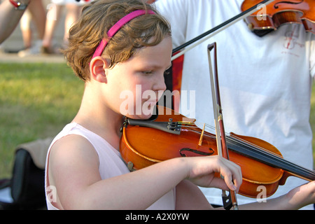 Teenager weiblich ihr Geigenspiel in Port Huron MI auf Boot-Nacht Stockfoto